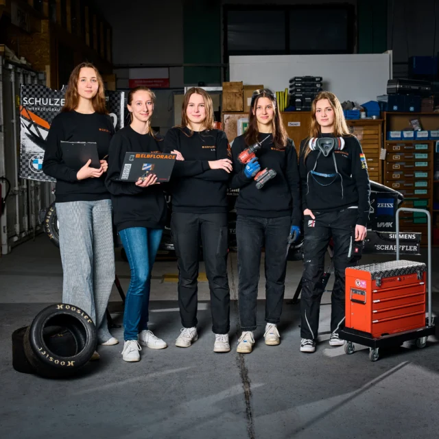 🇬🇧 Today is International Women’s Day.
According to the World Economic Forum, the percentage of women in STEM (Science, Technology, Engineering, and Mathematics) professions rose only slightly last year to 28.2%. At our university, only 18.5% of engineering students women, showing the ongoing under representation of women in STEM fields. Unfortunately, this is also true for our team.

At ELBFLORACE, we want to be a driving force for positive change. This means actively working towards inclusivity, diversity, and equal opportunities for everyone.

This season, we recognise the contribution of Annika Fischer and Marie-Noëlle Müller as board members, alongside Lena Seidel and Annica Schröder who are leading the Autonomous System and Electronics subteams, respectively. Side by side with other women colleagues, they continue to push the boundaries of innovation and progress in both engineering and motorsport.

We are committed to fostering a welcoming environment where everyone feels equally valued and supported.

🇩🇪 Heute ist der Internationale Frauentag.
Nach Angaben des Weltwirtschaftsforums ist der Anteil der Frauen in MINT-Berufen (Mathematik, Informatik, Naturwissenschaft und Technik) im vergangenen Jahr nur leicht auf 28,2 % gestiegen. Selbst an unserer Universität sind im Bereich Ingenieurwissenschaften lediglich 18,5 % der Studierenden weiblich und in den MINT-Bereichen noch immer unterrepräsentiert, was leider auch auf unser Team zutrifft.

Bei ELBFLORACE wollen wir eine treibende Kraft für positive Veränderungen sein. Das bedeutet, dass wir uns aktiv für Inklusion, Vielfalt und Chancengleichheit für alle einsetzen.

In dieser Saison erkennen wir den Beitrag von Annika Fischer und Marie-Noëlle Müller als Vorstandsmitglieder sowie von Lena Seidel und Annica Schröder an, die die technische Module Autonomous System und Electronics leiten. Seite an Seite mit anderen Teammitgliedern treiben sie die Grenzen der Innovation und des Fortschritts in der Technik und im Motorsport weiter voran.

Ein einladendes Umfeld zu schaffen, in dem sich jeder gleich wertgeschätzt fühlt, gleiche Chancen hat und unterstützt wird, ist für uns selbstverständlich.
