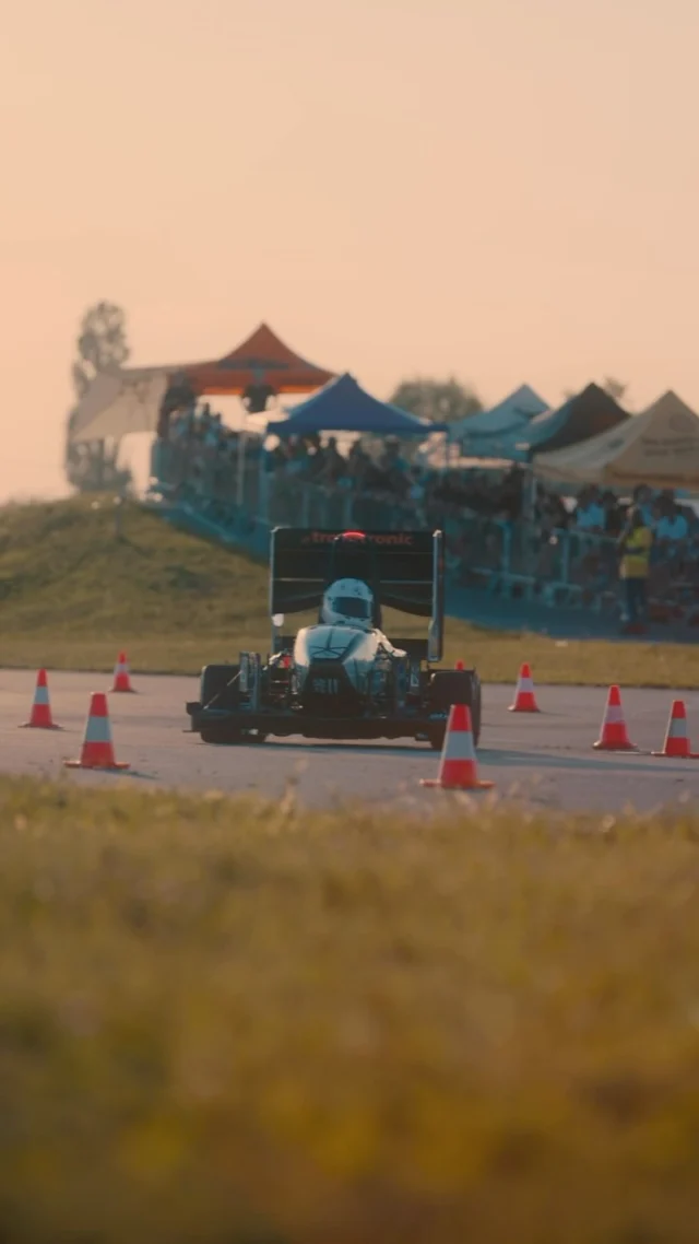 Dreams of flat-out corners in the summer sun ☀️🏎️

Träume von Vollgas-Kurven in der Sommersonne ☀️🏎️

#elbflorace #formulastudent #engineering #automotiveengineering #passion #racing #summer #sun #sunset #motorsport