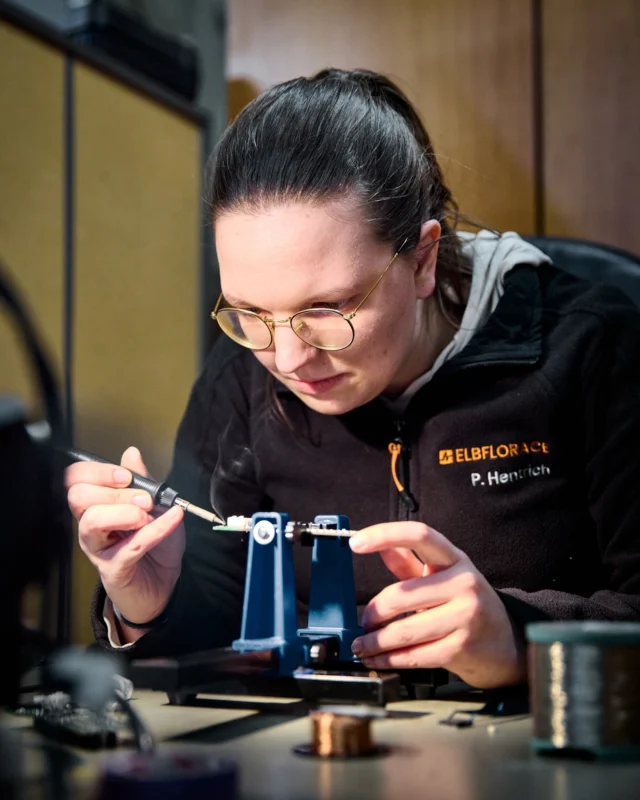 Focus and precision, perfecting every circuit board and connection.⚡🔌🔋

Fokus und Präzision, um jede Platine und jeden Anschluss zu perfektionieren. 
⚡🔌🔋

#elbflorace #formulastudent #engineering #automotiveengineering #motorsport #electronics #electronicsengineering #electric #electricvehicles