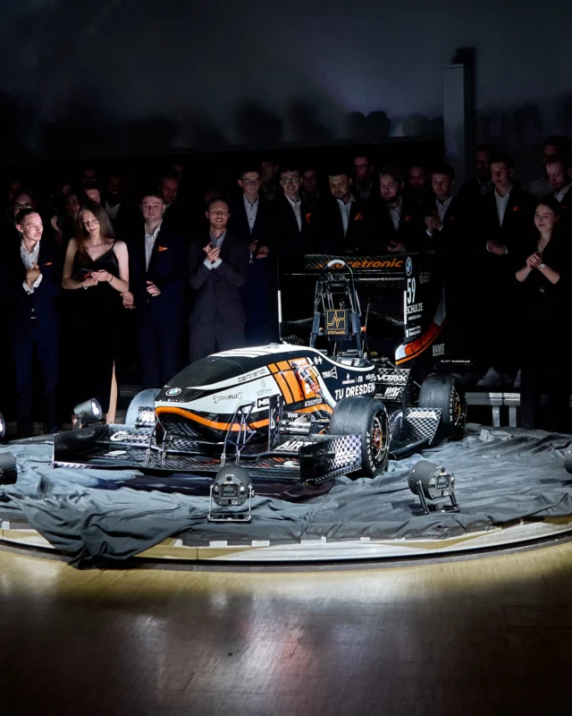 Say hello to ZoE! 🏎️⚡️🤩 

After months of hard work and dedication, yesterday we unveiled our latest race car. A huge thank you to everyone who made this possible: our team, sponsors and friends. It was a pleasure to celebrate this milestone with you all. 🧡

Now, it’s off to testing and the events — see you on the racetrack 👊

Willkommen, ZoE! 🏎️⚡️🤩 

Nach Monaten harter Arbeit und Engagement haben wir gestern unseren neuesten Rennwagen vorgestellt. 
Ein großes Dankeschön an alle, die dies möglich gemacht haben: unser Team, unsere Sponsoren und Freunde. Es war uns eine Freude, diesen Milestein mit euch allen zu feiern. 🧡

Jetzt geht es los mit den Testfahrten und den Events – wir sehen uns auf der Rennstrecke 👊

Powered by @ostsaechsischesparkassedresden 

#mehralsgeld #elbflorace #formulastudent #engineering #automotiveengineering #passion #motorsport #rollout #event #2025season #reveal