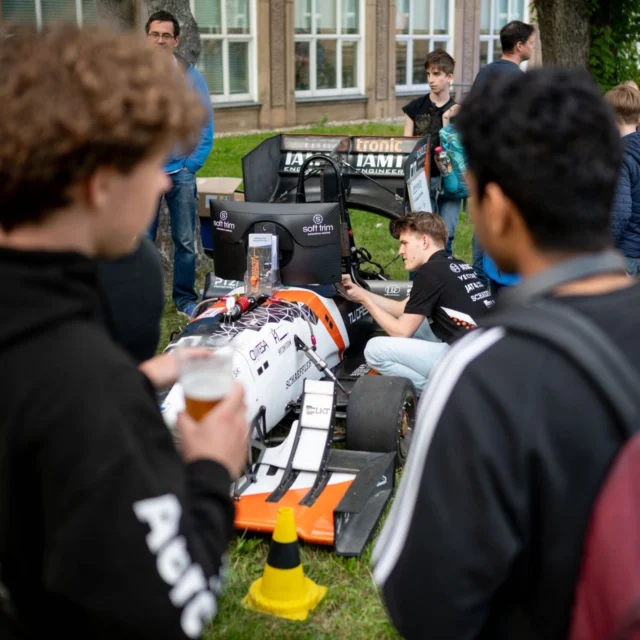 We’re excited to announce that ELBFLORACE will take part in the 22nd Lange Nacht der Wissenschaften on June 20, 2025. And we are inviting you to visit us at two stands: at TU Dresden’s Fahrzeugtechnisches Versuchszentrum (FVZ) on August-Bebel-Straße 32, from 17:00 to 24:00; and at HTW Dresden’s K‑Gebäude on Uhlandstraße 21, from 18:00 to 23:00.

We are bringing DaisE to the FVZ and HerminE to the HTWD, and invite you to chat with our team, try our driving simulator, and explore Formula Student life. Whether you’re curious about engineering or racing, want to learn more about Formula Student, or interested in joining ELBFLORACE as a team member—drop by, we’re looking forward to meeting you!

Wir freuen uns, euch mitteilen zu können, dass ELBFLORACE an der 22. Lange Nacht der Wissenschaften am 20. Juni 2025 teilnehmen wird. Wir laden dich ein, uns an zwei Ständen zu besuchen: im Fahrzeugtechnischen Versuchszentrum (FVZ) der TU Dresden auf der August-Bebel-Straße 32, von 17:00 bis 24:00 Uhr, und im K-Gebäude der HTW Dresden auf der Uhlandstraße 21, von 18:00 bis 23:00 Uhr.

Wir bringen DaisE ins FVZ und HerminE an die HTWD und laden dich ein, mit unserem Team zu plaudern, unseren Fahrsimulator auszuprobieren und das Formula Student Leben zu erkunden. Egal ob du neugierig auf Technik oder Rennsport bist, mehr über die Formula Student erfahren willst oder Interesse hast, als Teammitglied bei ELBFLORACE einzusteigen – komm vorbei, wir freuen uns auf dich!

#ELBFLORACE #FormulaStudent #Engineering #TUDresden #HTWDresden