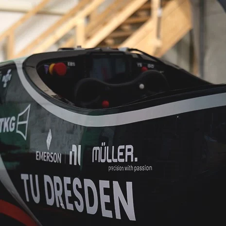 Bezahlte Werbepartnerschaft 

🇬🇧 Performance begins in the details

Every gram influences the vehicle’s acceleration, agility, and overall balance. That’s why we strive to optimize every component to its lowest possible weight.
We faced the same challenge with our first self-developed quick release — the system that allows the steering wheel to be safely detached and locked in place within seconds. Standard off-the-shelf solutions were too heavy to meet our expectations.

Over the past year, we were able to manufacture custom key components – the upper steering shaft and the quick-release-mainbody – precisely to our requirements, significantly improving both the weight and handling of the component.

A big thank you goes to our partner @mueller_praezisionsteile_gmbh, whose fast, straightforward, and highly professional collaboration contributed significantly to this success. 
Without their support and experience, the development of our own quick-release system would not have been possible.

🇩🇪 Performance beginnt im Detail

Jedes Gramm beeinflusst die Beschleunigung, Agilität und Gesamtbalance des Fahrzeugs. Deshalb haben wir den Anspruch, jedes Bauteil auf sein geringstmögliches Gewicht zu optimieren. 
Vor dieser Herausforderung standen wir auch mit unserem ersten eigenen Quick-Release - dem System, das das Lenkrad in kürzester Zeit sicher lösen und einrasten lässt. Handelsübliche Lösungen waren zu schwer, um unseren Ansprüchen gerecht zu werden. 

Im vergangenen Jahr konnten wir individuelle Schlüsselkomponenten - die obere Lenkwelle und den Quick-Release-Grundkörper - exakt nach unseren Anforderungen fertigen und unser Bauteil sowohl im Gewicht als auch im Handling spürbar optimieren. 

Ein großes Dankeschön geht dabei an unseren Partner @mueller_praezisionsteile_gmbh, dessen schnelle, unkomplizierte und hochprofessionelle Zusammenarbeit maßgeblich zu diesem Erfolg beigetragen hat.
Ohne ihre Unterstützung und Erfahrung wäre die Entwicklung unseres eigenen Quick-Release-Systems nicht möglich gewesen. 

#ELBFLORACE #FormulaStudent #Engineering